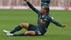 Xavi Simons beschwert sich nach einem Foul.