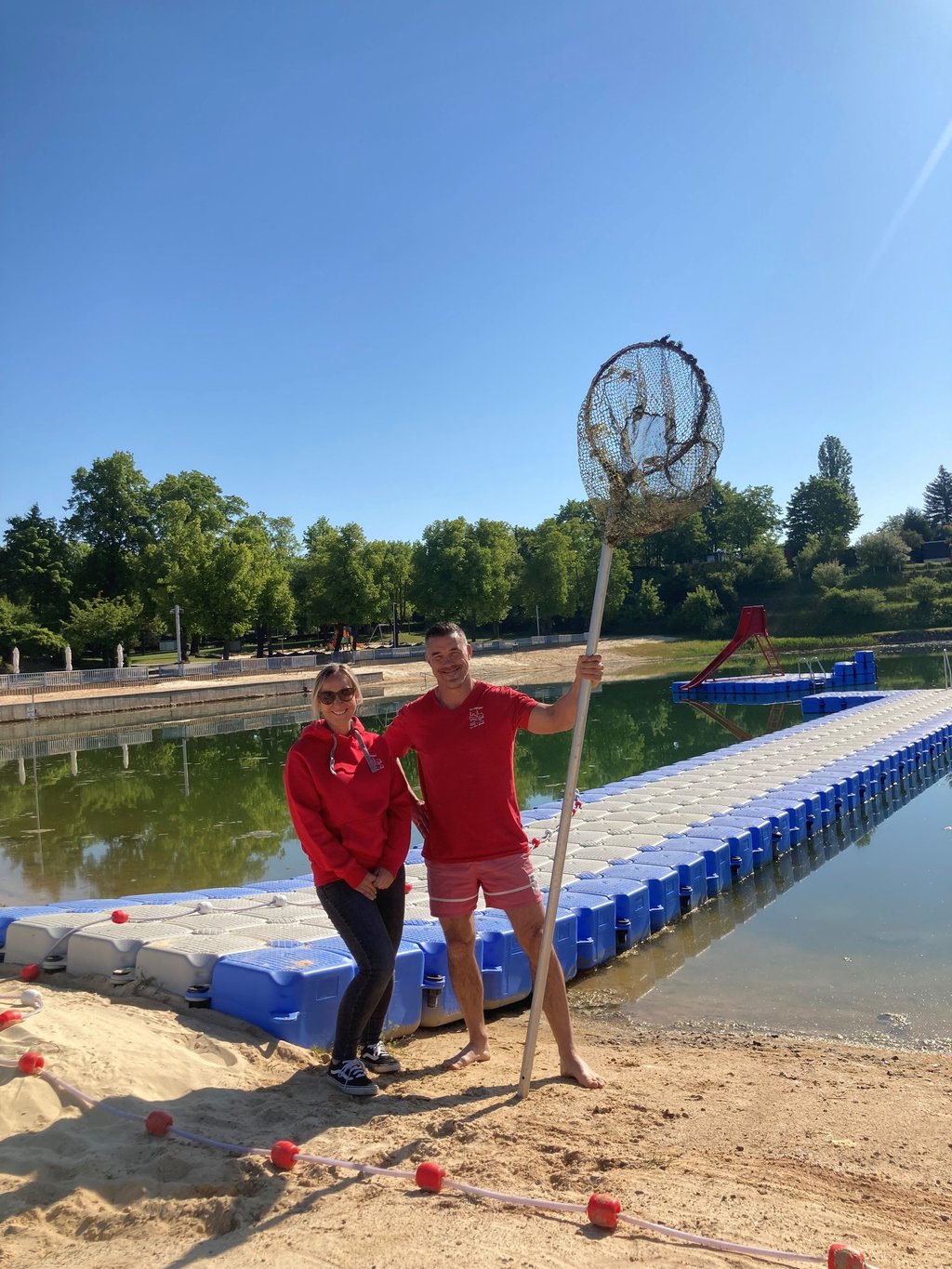 Auf den Saisonstart im Strandsolbad gefreut haben sich die Schwimmmeister Laura Barnick und Frank Plantikow.
