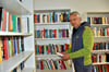 Reiko Jobst blättert durch die „Neuerscheinungen“ in den Bücherregalen der Wohnungsgenossenschaft 1. Mai in Zeitz.