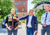 Ordnungsdienstmitarbeiter mit Bürgermeister André Seidig und Christoph Kummer, Leiter  Feuerwehr und Sicherheit