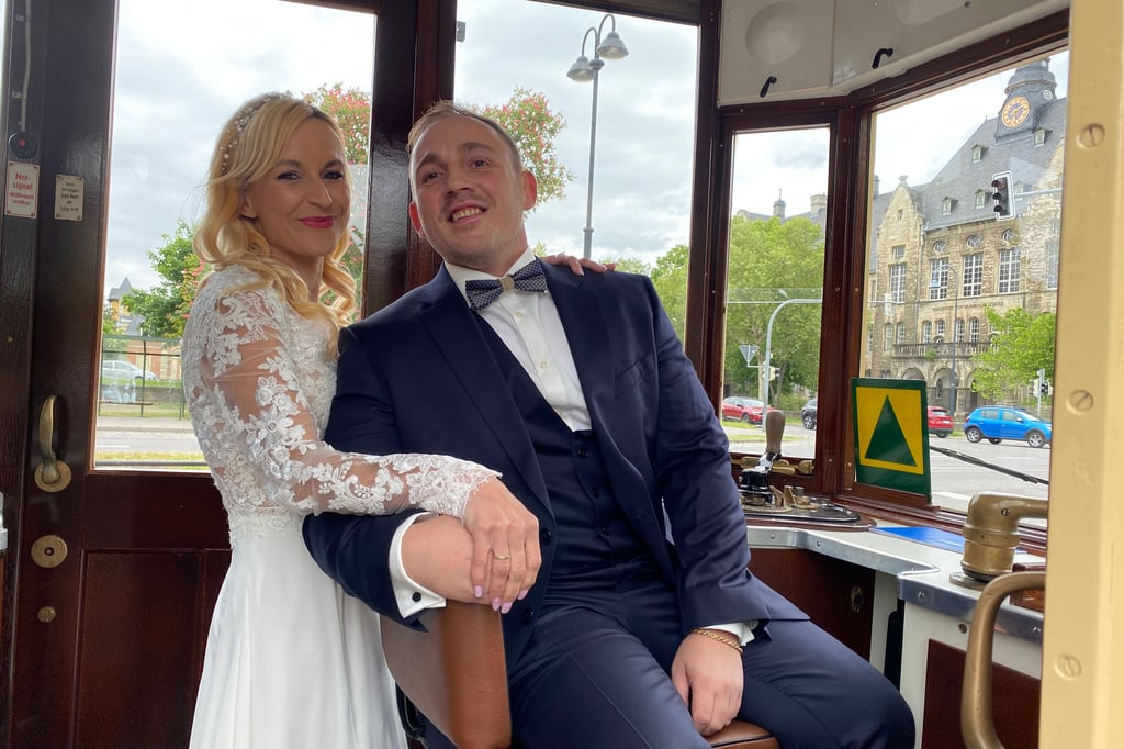 Romantische Hochzeits-Premiere in der Naumburger Straßenbahn: Kerstin Onemichl und Stefan Schleußner haben sich getraut.