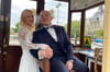 Romantische Hochzeits-Premiere in der Naumburger Straßenbahn: Kerstin Onemichl und Stefan Schleußner haben sich getraut.
