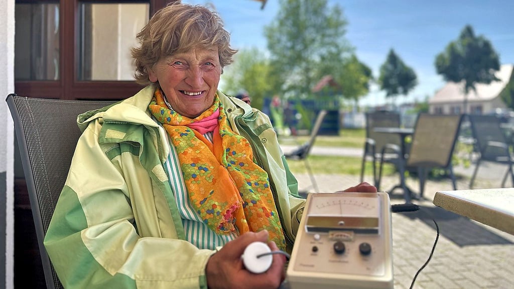 Rentnerin Gabriela Schmidt im Gerwischer Café Sternchen mit ihrem außergewöhnlichen Therapie-Gerät.