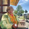 Rentnerin Gabriela Schmidt im Gerwischer Café Sternchen mit ihrem außergewöhnlichen Therapie-Gerät.