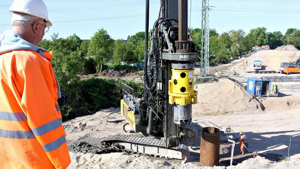 Großbaustelle in der Lüderitzer Straße in Stendal: Thomas Schmidt begutachtet die Arbeit des Bohrgeräts, das rund 20 Meter tiefe Löcher für die Bohrpfähle schafft. Sie bilden das Fundament der neuen Bahnbrücke.