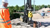 Großbaustelle in der Lüderitzer Straße in Stendal: Thomas Schmidt begutachtet die Arbeit des Bohrgeräts, das rund 20 Meter tiefe Löcher für die Bohrpfähle  schafft. Sie bilden das Fundament der neuen Bahnbrücke.