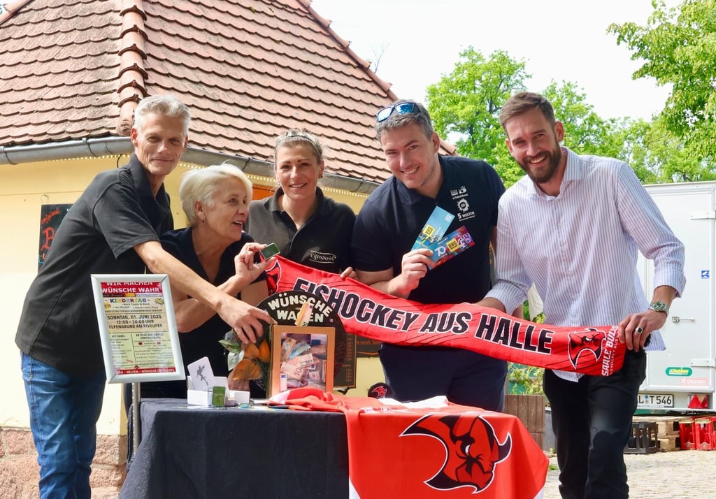 Michael Witte, Antje Ebensperger und Antje Hillig (v.l.) vom Imbiss „Elfengrund“ haben dank vieler Sponsoren schon etliche Spenden zugunsten des ASB-Wünschewagens sammeln können. Geholfen haben unter anderem Manuel Michaelis vom BWG Erlebnishaus und Saale-Bulls-Sprecher Maximilian Bobbe.
