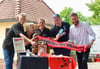 Michael Witte,  Antje Ebensperger  und Antje Hillig (v.l.) vom Imbiss „Elfengrund“ haben dank vieler Sponsoren schon etliche Spenden zugunsten des ASB-Wünschewagens sammeln können. Geholfen haben unter anderem Manuel Michaelis vom BWG Erlebnishaus und Saale-Bulls-Sprecher Maximilian Bobbe. 
