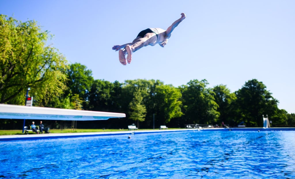Der Besuch im Freibad könnte für viele teurer werden. (Archivbild)
