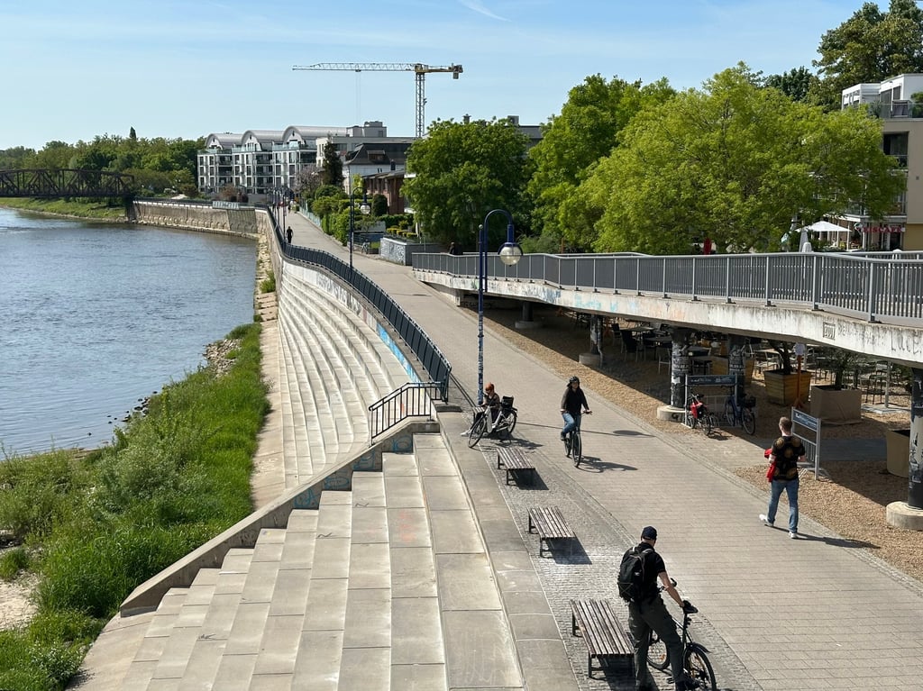 Auf der Elbuferpromenade zwischen Domfelsen und Hubbrücke in Magdeburg ist es wochentags ruhig. An Wochenenden kommen sich Fußgänger und Radfahrer aber schon einmal in die Quere.