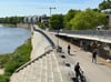 Auf der Elbuferpromenade zwischen Domfelsen und Hubbrücke in Magdeburg ist es wochentags ruhig. An Wochenenden kommen sich Fußgänger und Radfahrer aber schon einmal in die Quere.
