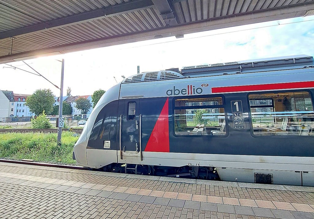 Ein Abellio-Zug beim Halt in Weißenfels