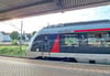 Ein Abellio-Zug beim Halt in Weißenfels