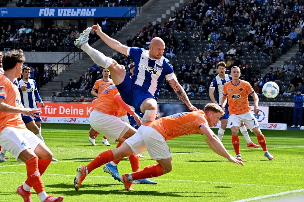 Toni Leistner (oben) bleibt Hertha BSC erhalten