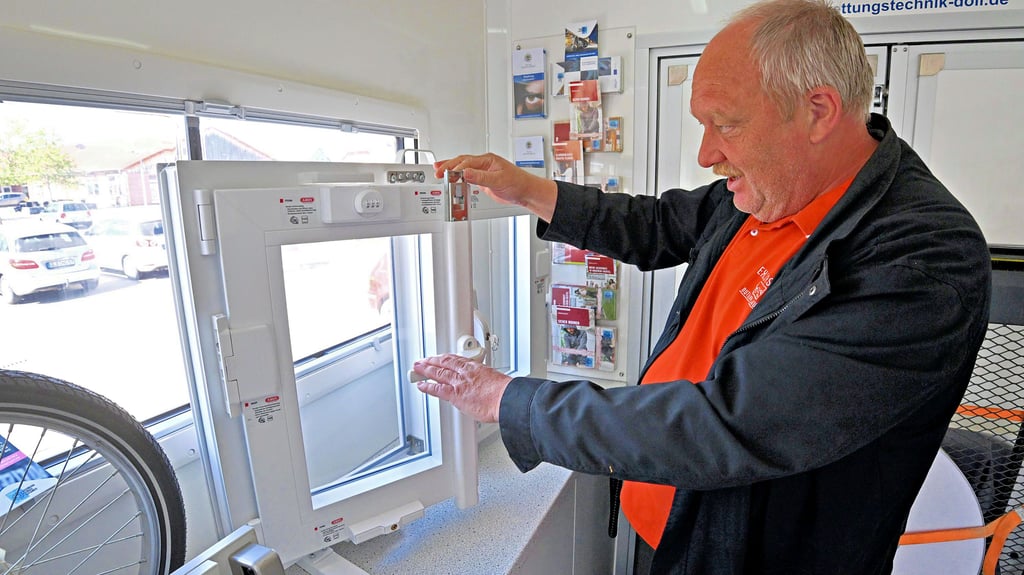 Wie man Fenster schützen kann? Kriminalhauptmeister Fred Brehmeier, der mit dem Kripo-Präventionsmobil in Hoym ist, weiß es.
