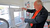 Wie man Fenster schützen kann? Kriminalhauptmeister Fred Brehmeier, der mit dem Kripo-Präventionsmobil in  Hoym ist, weiß es.