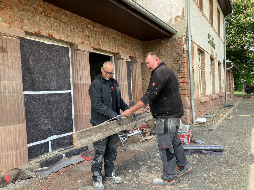 Thomas Meyer und Tobias Draband (v.li.) bereiten die Putzarbeiten am Bahnhofsgebäude in kelbra vor.