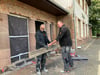 Thomas Meyer und Tobias Draband (v.li.) bereiten die Putzarbeiten am Bahnhofsgebäude in kelbra vor. 