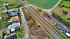 Straße und Bahnübergang  sollen begradigt werden.