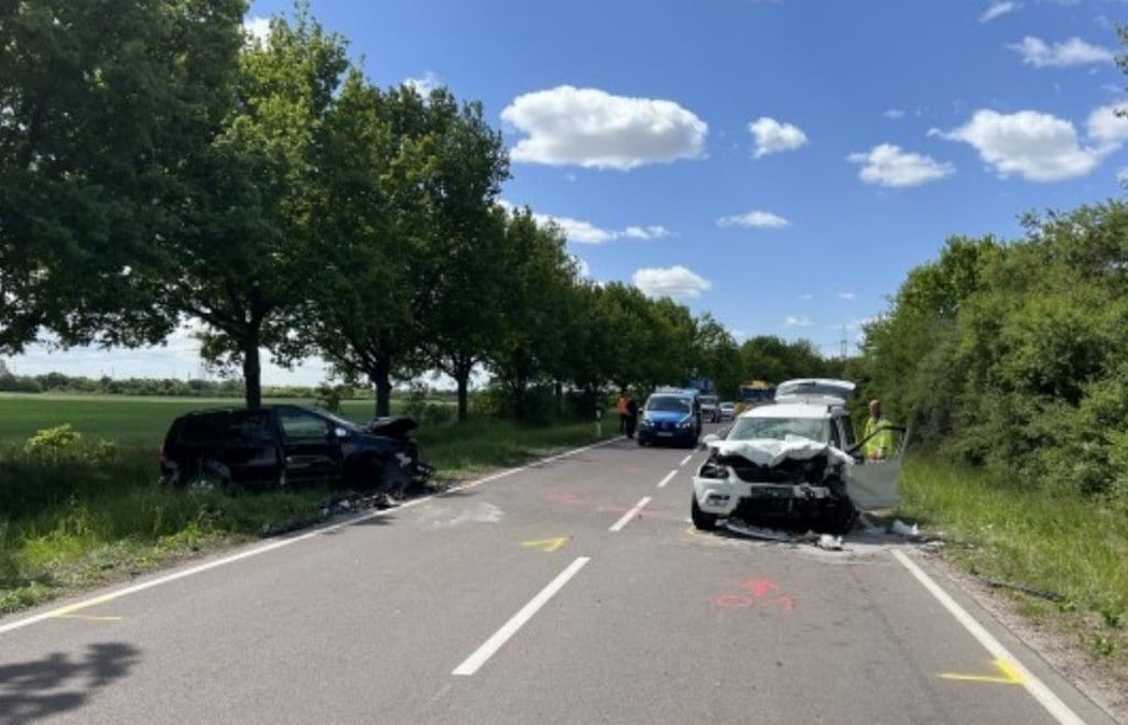 Drei Verletzte mussten nach einem heftigen Unfall am Thauberg in Magdeburg befreit werden.