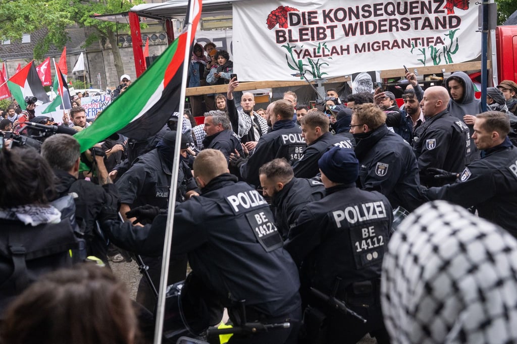 Polizisten nehmen bei einer propalästinensischen Demonstrationen zum 77. Nakba-Tag einen Teilnehmer fest.