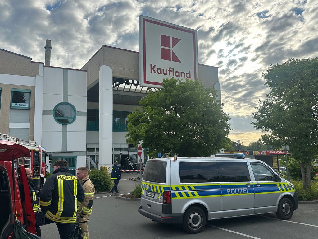 Am Einkaufscenter sind Einsatzkräfte vor Ort.