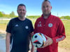 Das Gelände, auf dem der Kunstrasenplatz später in unmittelbarer Nähe zu den aktuellen Spielfeldern zu finden sein wird, ist derzeit noch eine Brache. Pascal Mattheis (links) und Daniel Burkardt hoffen, dass  hier im nächsten Jahr schon der Ball rollen kann