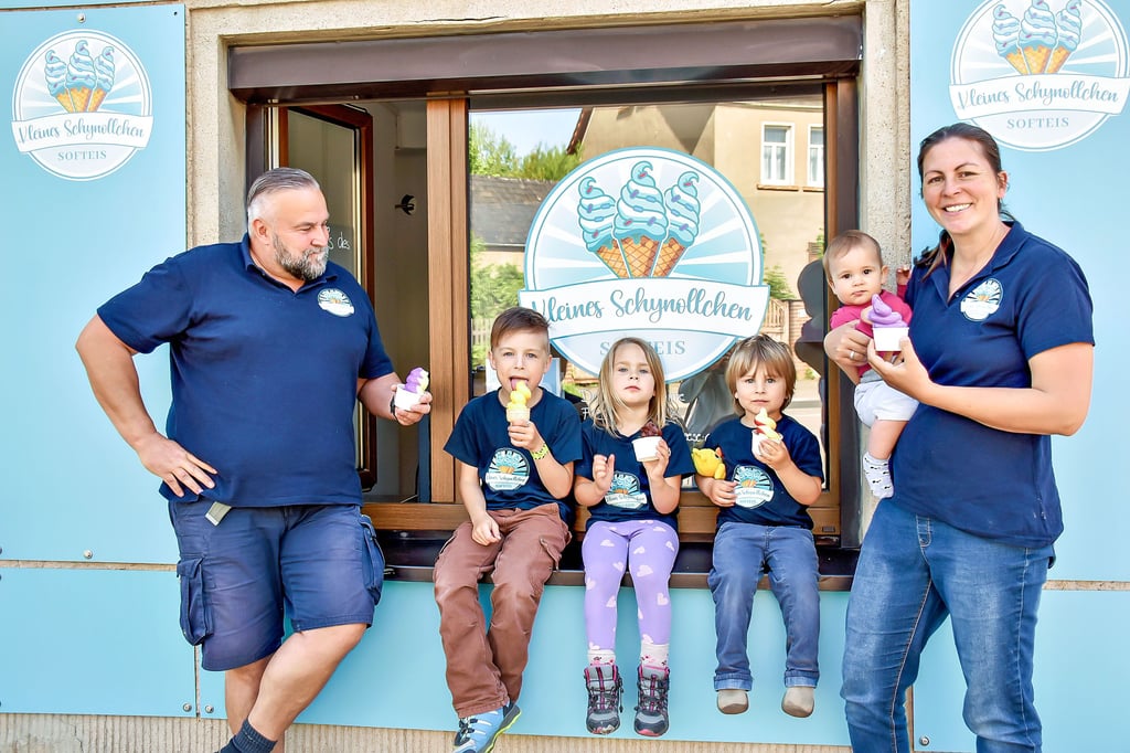 Steffen, Karl Otto, Klara, Julius, Irma und Mandy Schynoll (v.l.) testen ihr Eis im „Kleinen Schynollchen“ in Reuden für die Kundschaft.