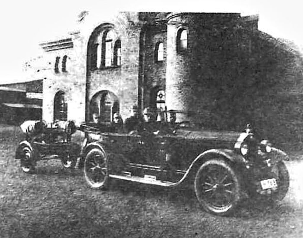 Ein Buick-Mannschaftsfahrzeug mit 400-Liter-Motor-Anhängersritze gehörte 1932 zum Bestand.