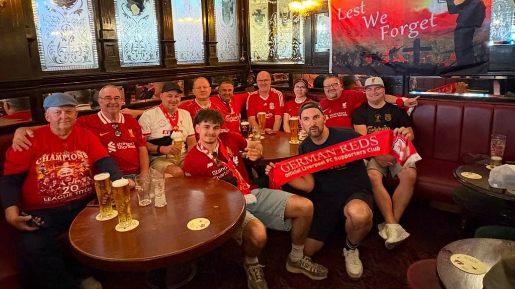 Deutsche Fans vor dem Spiel FC Liverpool gegen Arsenal London am 11. Mai 2025 im legendären Liverpooler Pub "The Globe". Links Udo Pütsch.