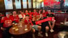 Deutsche Fans vor dem Spiel FC Liverpool gegen Arsenal London am 11. Mai 2025 im legendären Liverpooler Pub "The Globe". Links Udo Pütsch.