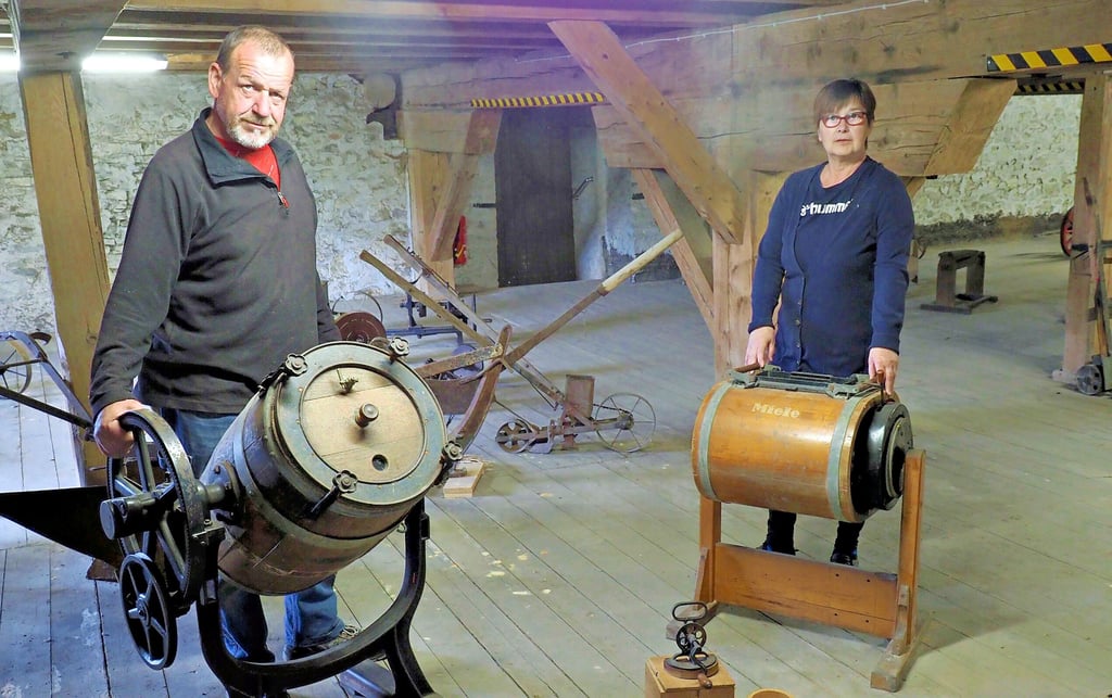 In diesen Fässern wurde früher Butter gemacht. Beate und Udo Fischer bewahren im Kornboden in Hessen bei Osterwieck viele Dinge vom früheren Leben auf dem Lande.