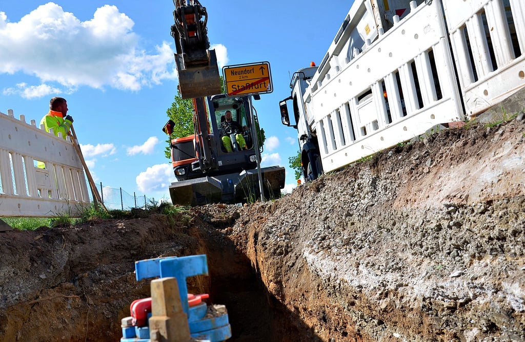 Die Unseburger Straßen- und Tiefbauer haben nur noch Restarbeiten am 1. Bauabschnitt zur neuen Trinkwasserleitung zwischen Staßfurt und Neundorf zu erledigen.