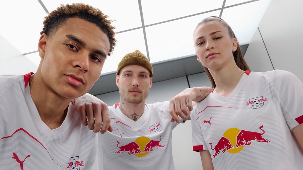 Antonio Nusa, David Raum und Julia Magerl von den RB-Frauen (v.l.n.r.).