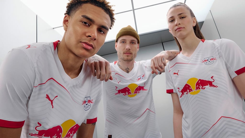 Antonio Nusa, David Raum und Julia Magerl von den RB-Frauen (v.l.n.r.).