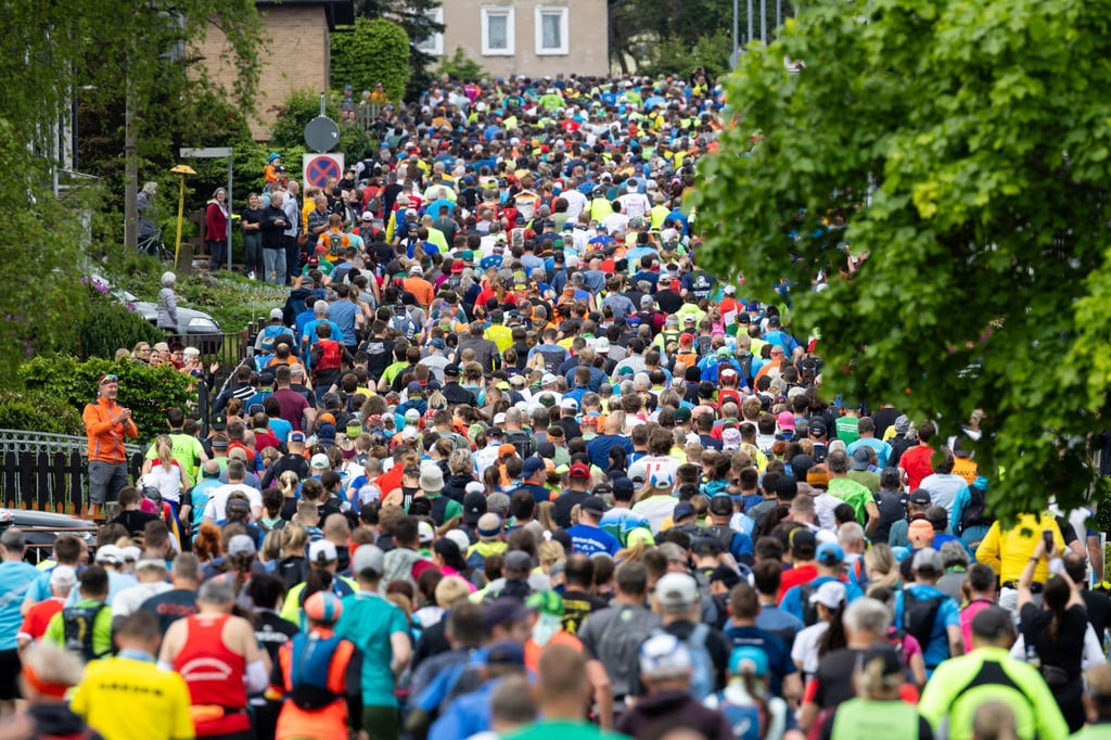 So wie hier im vergangenen Jahr werden am Samstag wieder zigtausende Läufer auf dem Rennsteig unterwegs sein. (Archivfoto)