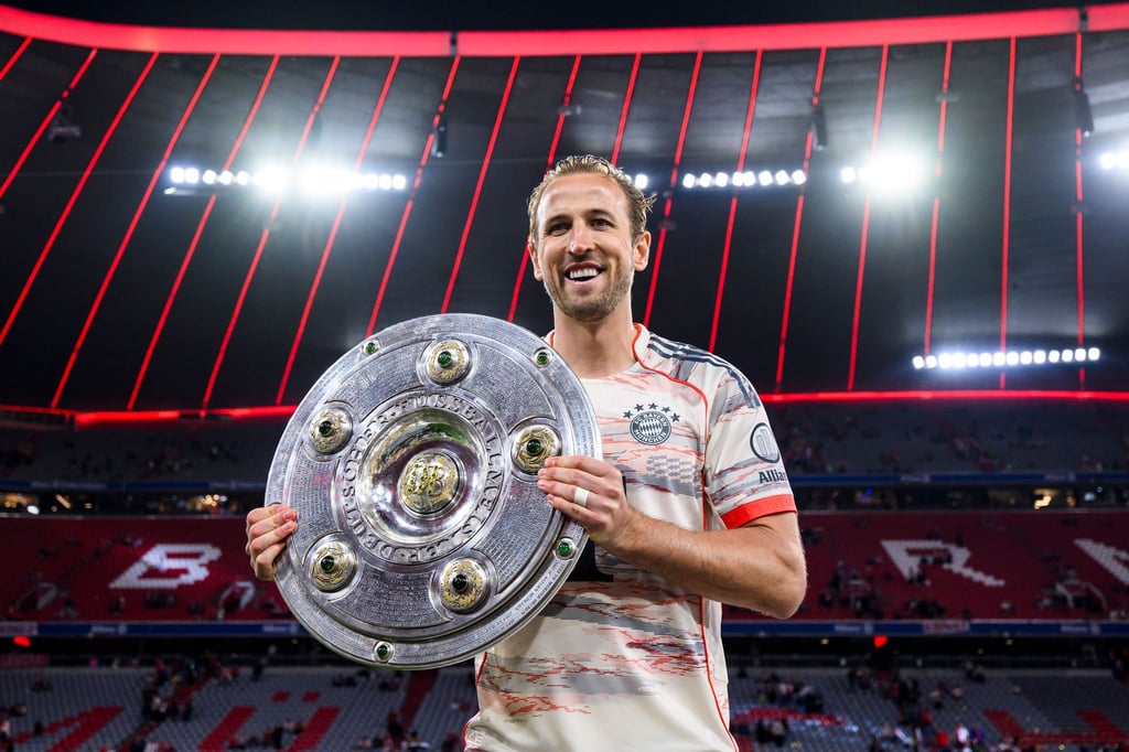 Harry Kane mit der Meisterschale.