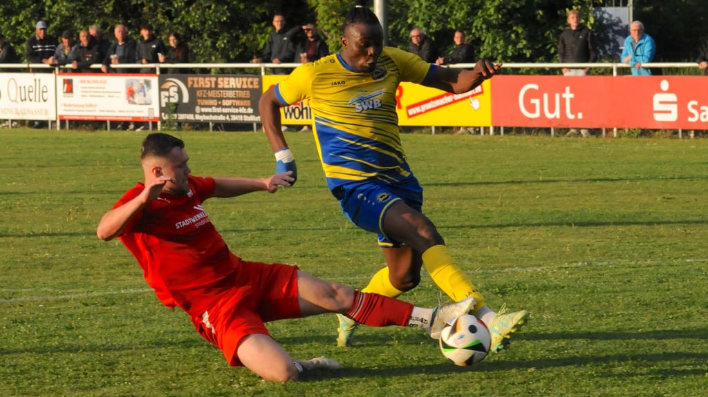 Die Szene die zum Elfmeter und 0:2 führte: Thorben Zöger holt Usman Taiwo von den Beinen.