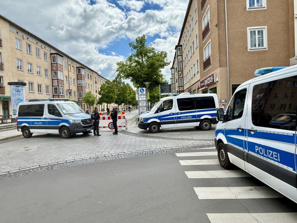 Der Zugang zum Marktplatz über die Zerbster Straße wurde von Polizeiautos versperrt.