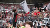Frankfurter Ekstase: Arthur Theate bejubelt mit den Fans den Champions-League-Einzug.