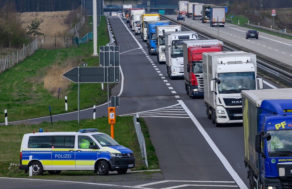 In der vergangenen Woche hat die Polizei in Sachsen-Anhalt Schwerpunktkontrollen bei Bussen und Lkws durchgeführt. (Archivbild)
