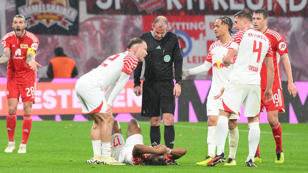 Openda liegt am Boden nach einem Foulspiel.