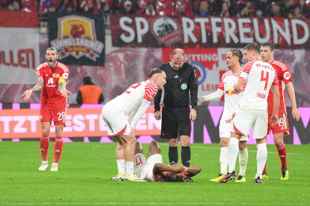 Openda liegt am Boden nach einem Foulspiel.