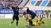 Der 1. FC Saarbrücken sichert sich auch durch ein Tor von Kai Brünker (l) den Relegationsplatz zur 2. Bundesliga.