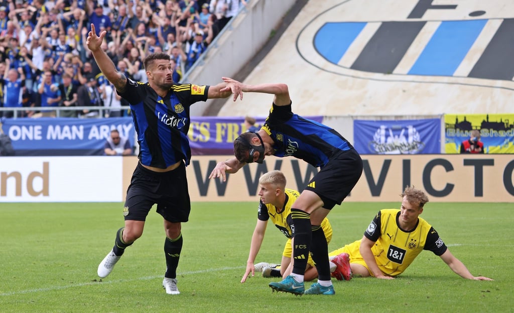 Der 1. FC Saarbrücken sichert sich auch durch ein Tor von Kai Brünker (l) den Relegationsplatz zur 2. Bundesliga.