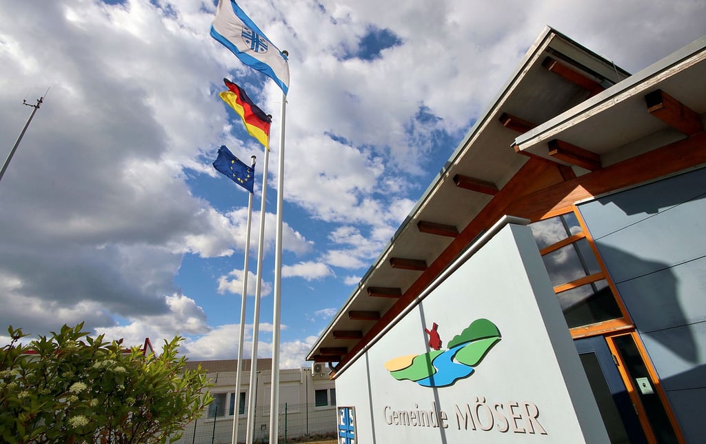Permanent zu sehen sind vor dem Verwaltungsgebäude in Möser die Flaggen.