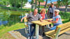 Mit einer neuen  Sitzgruppe am Thiemendorfer Teich wurde das Areal rund um die Sonnenuhr ebenfalls bereichert. Brehnas Ortsbürgermeister Bernd Hubert und Gudrun Weise von der Arbeitsgruppe Städtepartnerschaft (v. l.) unterhalten sich hier mit den Anwohnern Bärbel und Roland Repper.