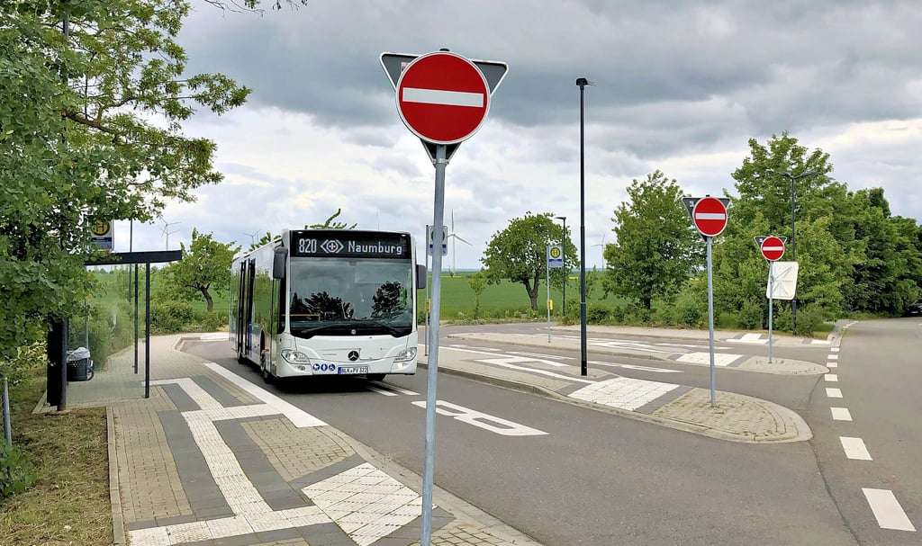 Der Busknotenpunkt am Kaufland-Verteilzentrum in Schleinitz enthält sechs Halterstellen. Hier verkehrt auch die Landeslinie 820.
