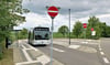 Der Busknotenpunkt  am Kaufland-Verteilzentrum in Schleinitz enthält sechs Halterstellen. Hier verkehrt auch die Landeslinie 820.