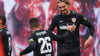Stuttgarts Spieler Nick Woltemade (r) und Deniz Undav jubeln nach dem 2:2 in Leipzig.